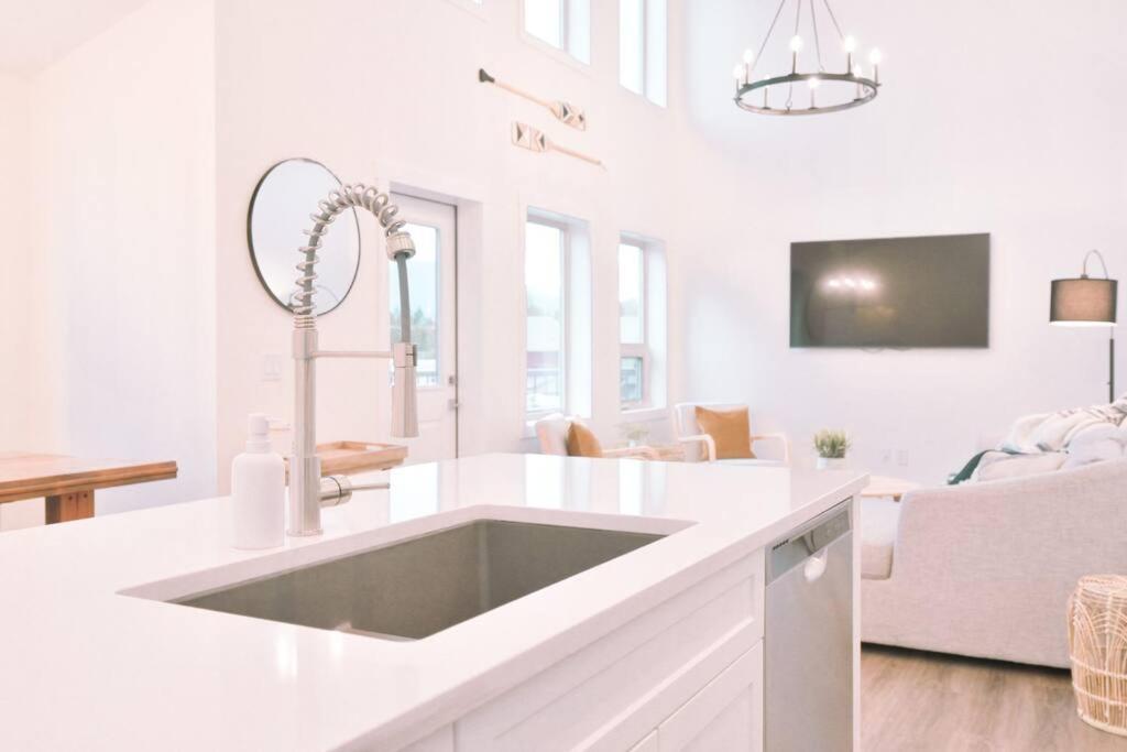 Oasis Getaway, Mins To Lake, King Bed, Dbl Garage Invermere Zewnętrze zdjęcie