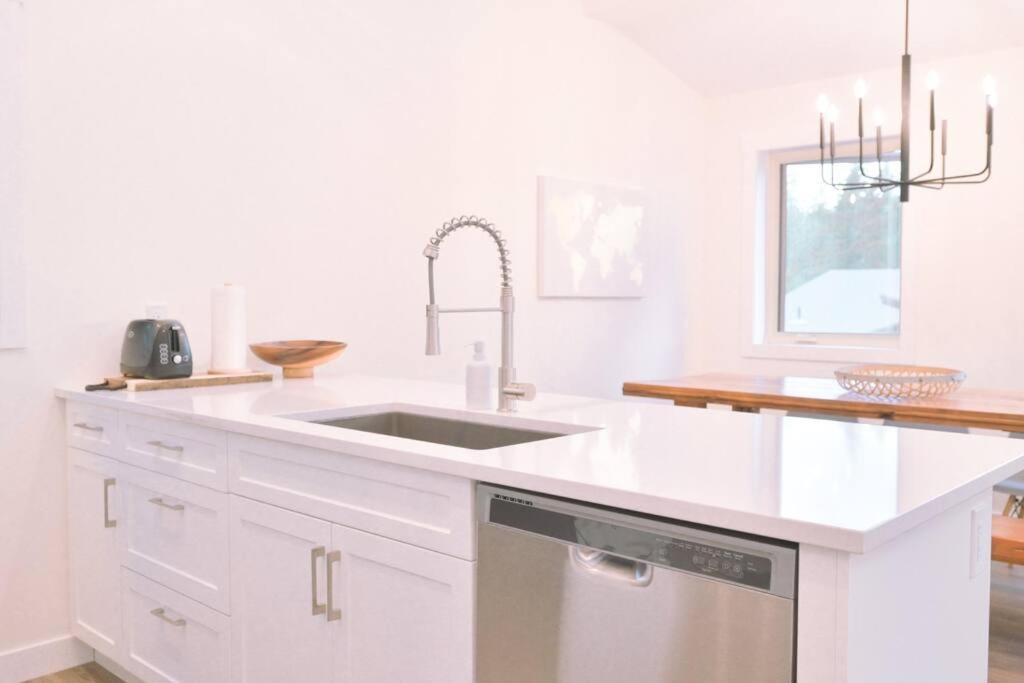 Oasis Getaway, Mins To Lake, King Bed, Dbl Garage Invermere Zewnętrze zdjęcie